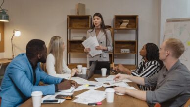 Estrategias de Pensamiento Crítico para Tomar Decisiones Más Acertadas en el Trabajo